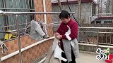 儿媳给婆婆买新衣服，婆婆拿起来扔出门外，婆婆：成天乱花钱