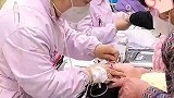 医护人员挂着吊瓶带病工作