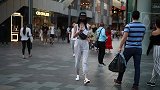 北京街拍，目测只有90斤的清瘦妹子，带着口罩也挡不住的魅力