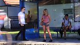 男子在街上开豪车恶搞美女，这套路让人匪夷所思