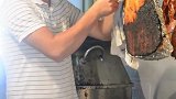 澳门烧肉刮焦不用尖刀用刮胡刀的原因原来是这样