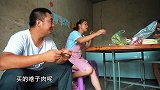 弟弟买3斤羊肉到家，包立春高兴坏了，桃子姐做葱爆羊肉，吃爽了