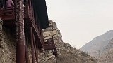恒山悬空寺，走在上面能看到柱子在晃动，真担心会掉下去