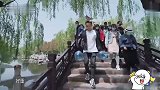 郑恺干体力活没饭吃，跑男团却聚一起吃大餐，都是托苗苗的福