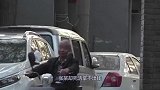亲女儿学费拿不出来，“情人”创业却全力支持，女儿做法太解气
