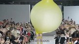 女模特穿“气球”走秀，台下观众全傻眼了，泄气瞬间全场沸腾了！