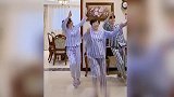 好事将近？张檬带小五金圣恩见家长 妈妈晒全家福