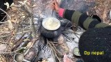 尼泊尔高山牧民的生活，吃肉干煮青菜，网友：这青菜没洗干净吧