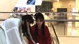 这男朋友太耿直了，真坐在女生腿上