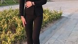 曲线身材并不是紧身才能显出，休闲装的工作服也可以