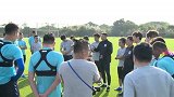 唐田指导现身训练场 申花全队热烈欢迎
