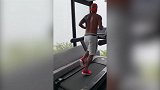 不能再有小肚子了！瓜林疯狂健身燃烧卡路里