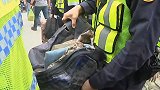 台铁事故列车行李被搬出 有乘客携带土特产有行李箱被挤扁