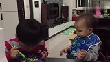 三岁小哥哥喂妹妹吃饭,一开始超贴心,后来妹妹实在不乖只好强塞