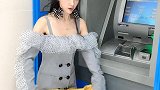 去银行取钱，这也太重了