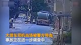 【福建】骑车女超车不成后紧追 遭大货车倒车碾压致死