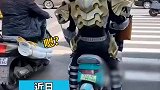 红绿灯路口惊险铠甲勇士，花式头盔惊呆路人