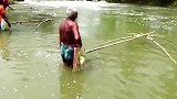 71岁大爷激流下捕鱼，自制的大渔网，一沉一拉就能捕到鱼