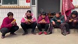 倔媳妇给叔叔送年糕，看到叔叔晚年衣食无忧，内心既高兴又欣慰