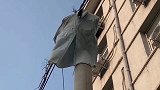 有故事的衬衣！高校宿舍衬衣吹落被挂电线杆：已被风吹成破布