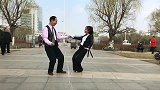 退休老干部和美女舞伴跳的真开心，越看越精彩
