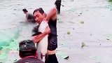 水库开闸，好多小伙子都人手一只大鱼，这少说得二十来斤吧