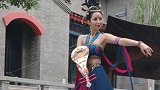 甘肃女孩展示敦煌舞，舞姿优美妖娆妩媚，气质不输给专业舞蹈老师