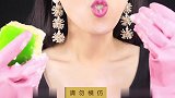 美女试吃可食用（橡胶手套、玻璃杯、泡沫、勺子、海绵清洁擦）