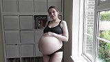 孕妈展现超大孕肚，这大肚子真是太圆溜了，是怀了双胞胎吗？