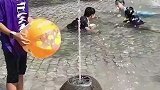 圆球紧贴水柱滚动，见状傻眼了
