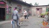 短剧：小伙不想种地去闯荡，好哥们送包裹一个，结局太逗了