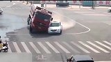 渣土车与白车，在十字路口相撞，老司机一个操作救自己一命