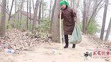 奶奶下跪给孙女借学费，叔叔不借还羞辱，6年后风水轮流转