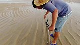 海水退潮后，老旺来挖一种藏在沙洞里面的海鲜，又值钱又稀有