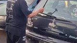 老师傅轻敲测试玻璃强度，学徒直接重锤击碎，师傅都被吓到了