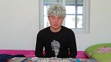 小伙和未来岳父斗地主，岳父手里握着4个2却不敢出，理由太逗了