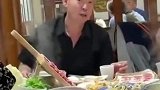 小伙偷偷出门喝酒偶遇同样出门喝酒的爸爸
