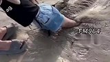 小女孩在黄河滩玩耍陷入淤泥，虽然好玩，实则淤泥能吞人