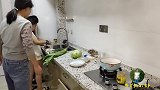 大同零下十几度，小静娘仨吃着热腾腾的鸳鸯火锅，生活美滋滋