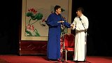相声《奔跑吧曹操》男子配合伙伴唱戏，仿佛吃了一只蛤蟆一样