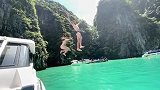 皮一下！巴普蒂斯唐度假秀恩爱  陪女友一起“跳海”