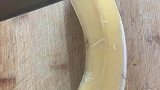 女子将香蕉放入冷冻室，拿出后用刀切不开