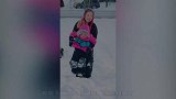 2岁娃被禁锢在玻璃瓶里，爸爸妈妈还不为所动，下一秒众人傻眼了