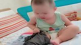 宝宝自己穿裤子，塞了半天怎么只有一个洞，一定要看到最后！