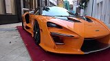 顶级跑车帕加尼黄蓝双星，近距离观赏，车身还有个性签名
