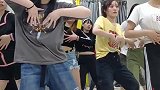 小老师细心教学舞蹈分解，大家都是0基础开始学习