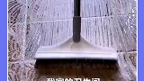 一面刷地一面刮水，边边缝缝