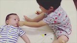 小哥哥和小宝宝玩过家家，画面太有爱了！