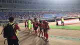 中超-17赛季-中超最温馨一幕 辽足谢场客队球迷双方走心互动-专题