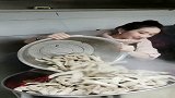 老板娘做鸭翅有秘方，锅上冒火了很淡定，喜欢这个美女